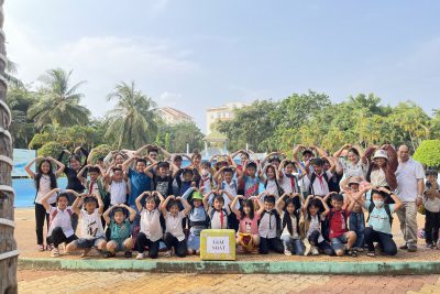 Trường TH Huỳnh Thúc Kháng tổ chức cho học sinh và giáo viên đi tham quan, dã ngoại.